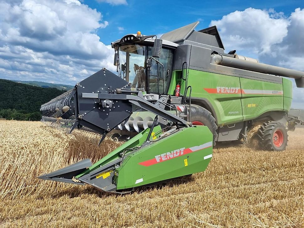 J.Reiff Sarl
Herr Stefan Neukirch - 77 Z.I in den - Mähdrescher: das Bild 1 J.Reiff Sarl
Herr Stefan Neukirch - 77 Z.I in den - Mähdrescher: das Bild 1