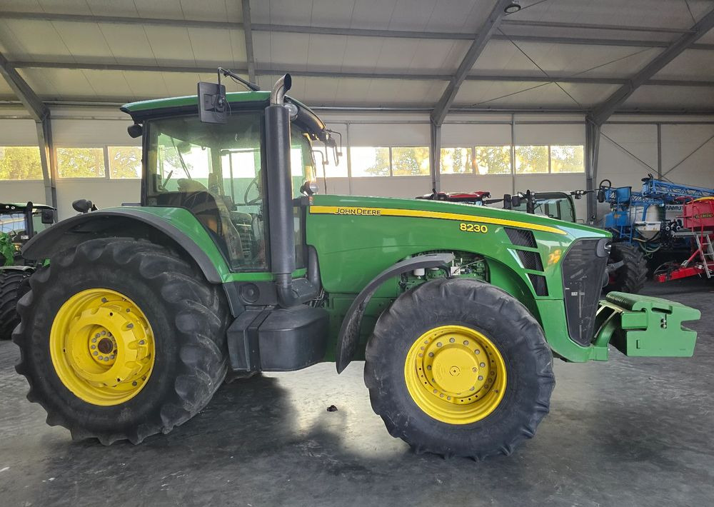 John Deere 8230 - Traktor: das Bild 5 John Deere 8230 - Traktor: das Bild 5