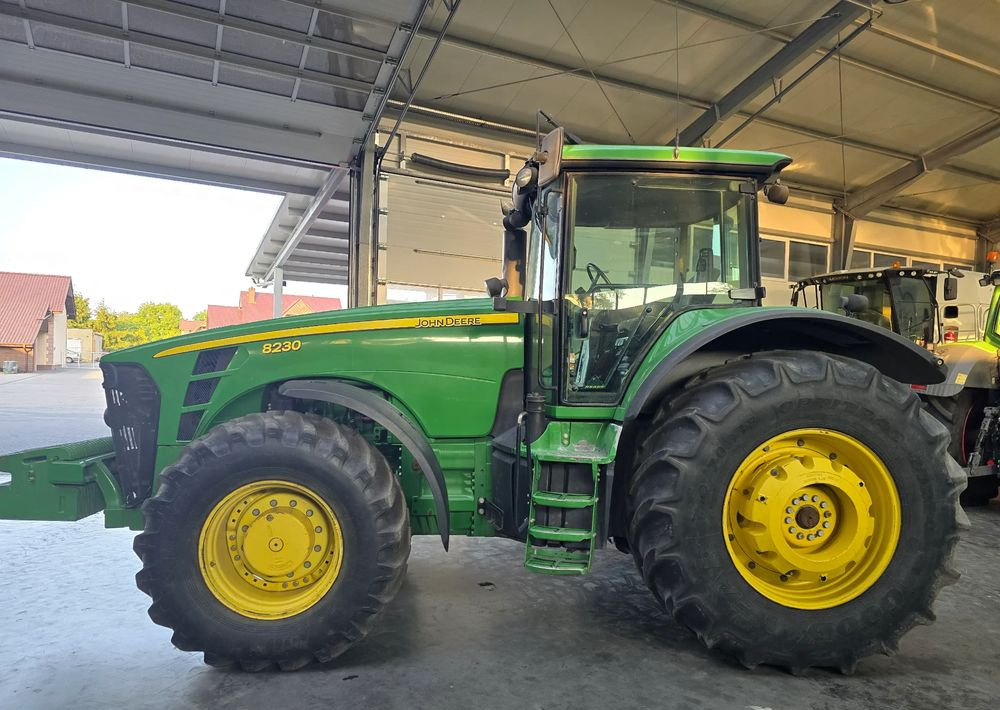 John Deere 8230 - Traktor: das Bild 3 John Deere 8230 - Traktor: das Bild 3