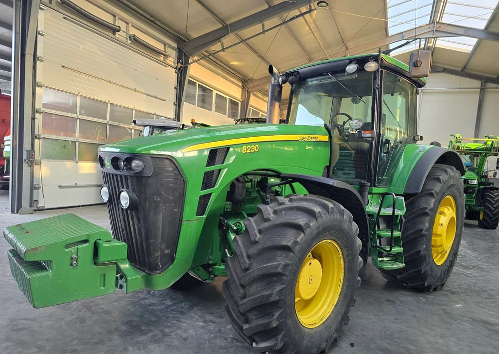 John Deere 8230 - Traktor: das Bild 1 John Deere 8230 - Traktor: das Bild 1