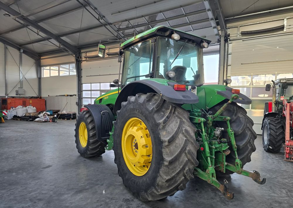 John Deere 8230 - Traktor: das Bild 4 John Deere 8230 - Traktor: das Bild 4