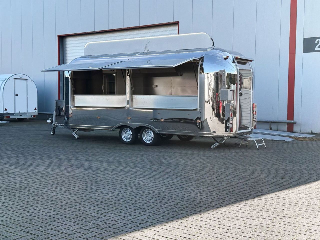 Esselmann Delistar Foodtruck 6000 ähn. Airstream - Verkaufsanhänger: das Bild 2 Esselmann Delistar Foodtruck 6000 ähn. Airstream - Verkaufsanhänger: das Bild 2