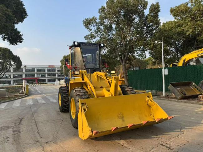 Komatsu WA100 - Radlader: das Bild 3 Komatsu WA100 - Radlader: das Bild 3