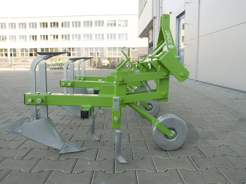 Bomet Jäthacke-Häufler / Hoe ridger / Butteuse / Rincalzatore assolcatore / Полольник-окучник / Obsypnik - Technik für Bodenbearbeitung: das Bild 3 Bomet Jäthacke-Häufler / Hoe ridger / Butteuse / Rincalzatore assolcatore / Полольник-окучник / Obsypnik - Technik für Bodenbearbeitung: das Bild 3