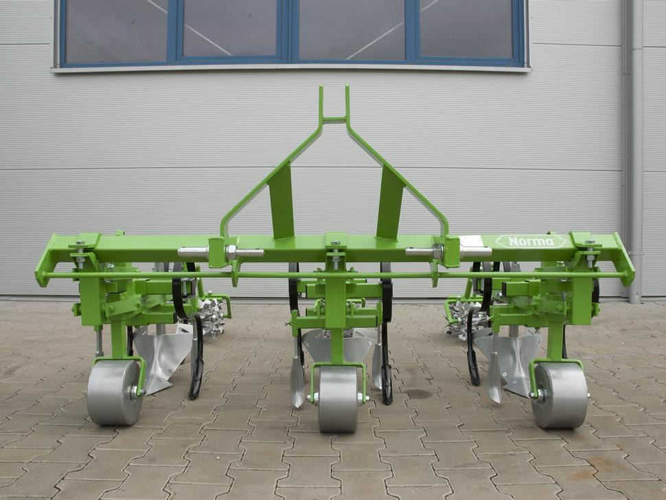Bomet Jäthacke / Hoe ridger / Butteuse / Rincalzatore assolcatore / Полольник-окучник / Obsypnik - Technik für Bodenbearbeitung: das Bild 1 Bomet Jäthacke / Hoe ridger / Butteuse / Rincalzatore assolcatore / Полольник-окучник / Obsypnik - Technik für Bodenbearbeitung: das Bild 1