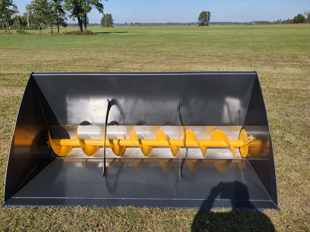 Grutech Futterverteiler / Bucket with screw / Godet avec vis / Cazo con sinfín / Benna con coclea / Ковш со шнеком / Łyżka ze ślimakiem 1,6 m - Ladeschaufel für Landmaschine: das Bild 2 Grutech Futterverteiler / Bucket with screw / Godet avec vis / Cazo con sinfín / Benna con coclea / Ковш со шнеком / Łyżka ze ślimakiem 1,6 m - Ladeschaufel für Landmaschine: das Bild 2