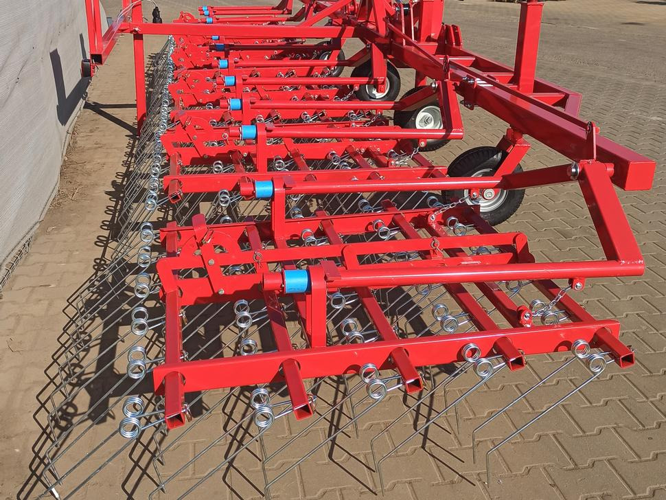 METAL-TECHNIK Hackstriegel / Weeder / Herse étrille / Sarchiatrice / Прополочная машина / Chwastownik 9 m - Wiesenstriegel: das Bild 2 METAL-TECHNIK Hackstriegel / Weeder / Herse étrille / Sarchiatrice / Прополочная машина / Chwastownik 9 m - Wiesenstriegel: das Bild 2