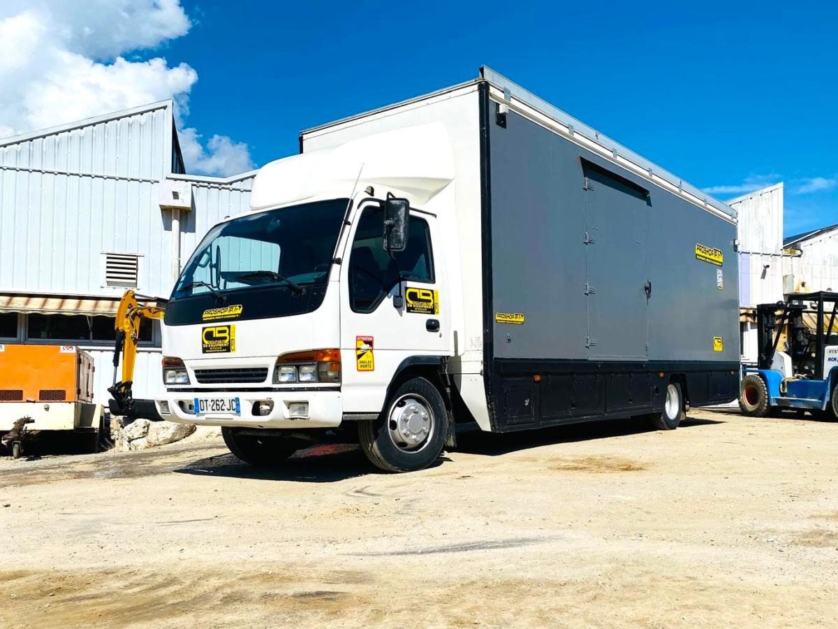 ISUZU Camion SÉRIE N AVEC 2 STRUCTURES CHAPITEAUX - Koffer LKW: das Bild 1 ISUZU Camion SÉRIE N AVEC 2 STRUCTURES CHAPITEAUX - Koffer LKW: das Bild 1
