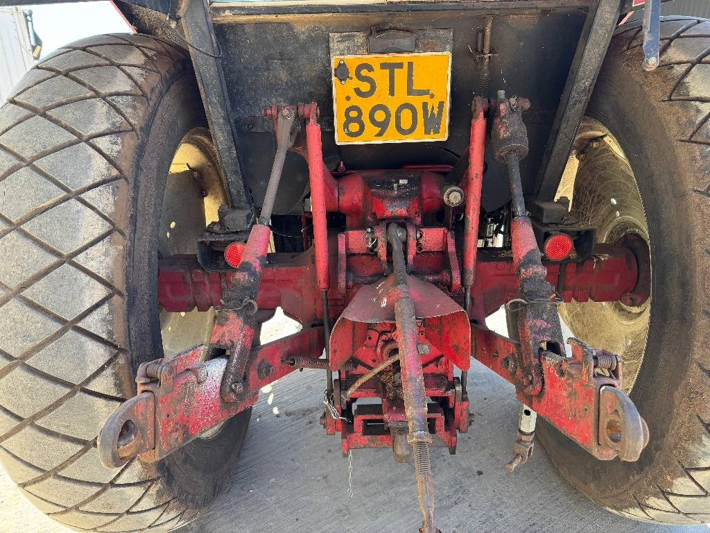 Traktor International 584 c/w International Loader: das Bild 7