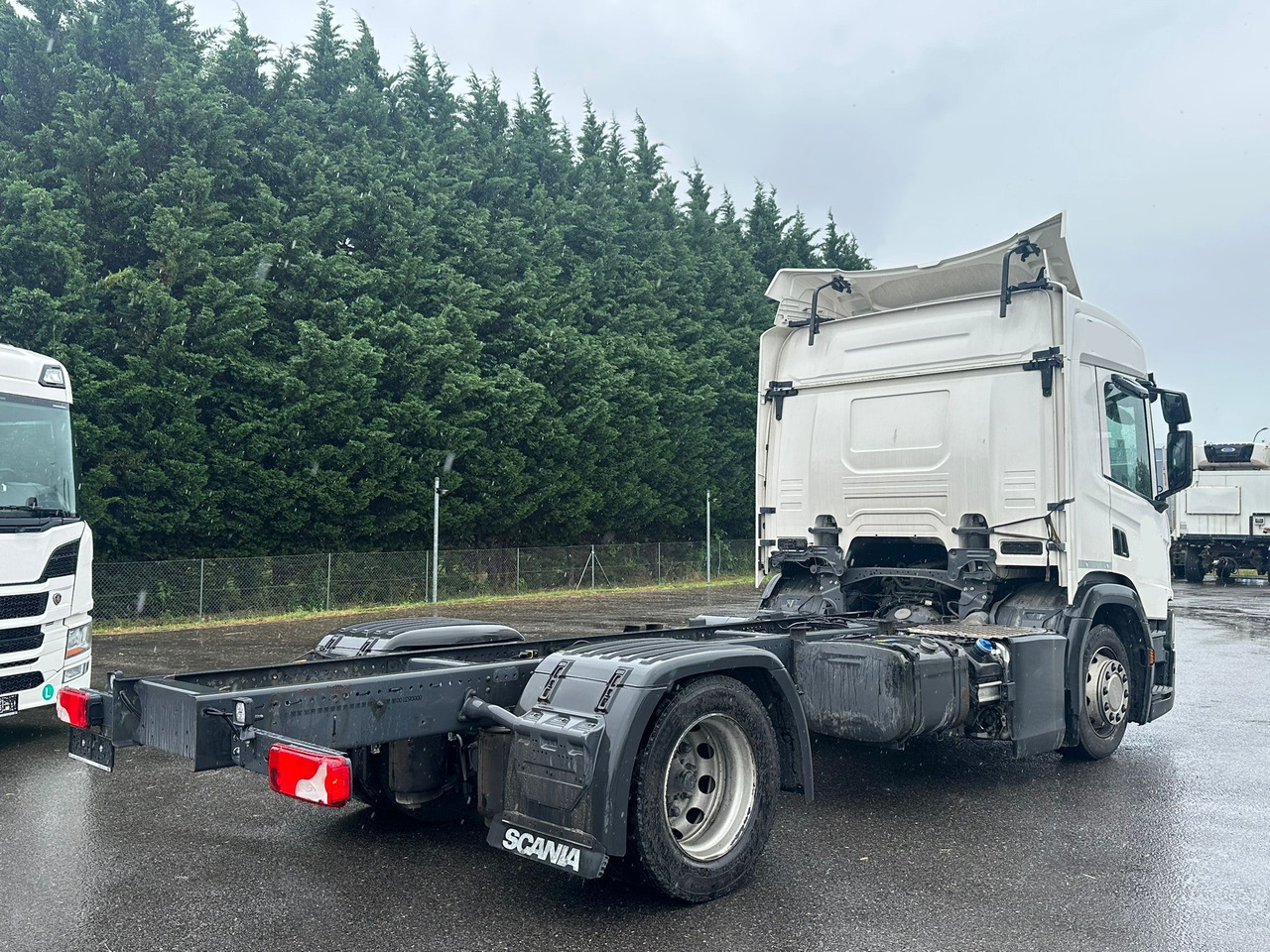 SCANIA P220 / RAMA DO ZABUDOWY / ROZSTAW OSI 3.90 M / SILNIK 6 / WYWROTKA / BECZKA / HAKOWIEC / UTRZYMANIE DRÓG / AUTOMAT / 2019 ROK / NISKI PRZEBIEG - Fahrgestell LKW: das Bild 3 SCANIA P220 / RAMA DO ZABUDOWY / ROZSTAW OSI 3.90 M / SILNIK 6 / WYWROTKA / BECZKA / HAKOWIEC / UTRZYMANIE DRÓG / AUTOMAT / 2019 ROK / NISKI PRZEBIEG - Fahrgestell LKW: das Bild 3