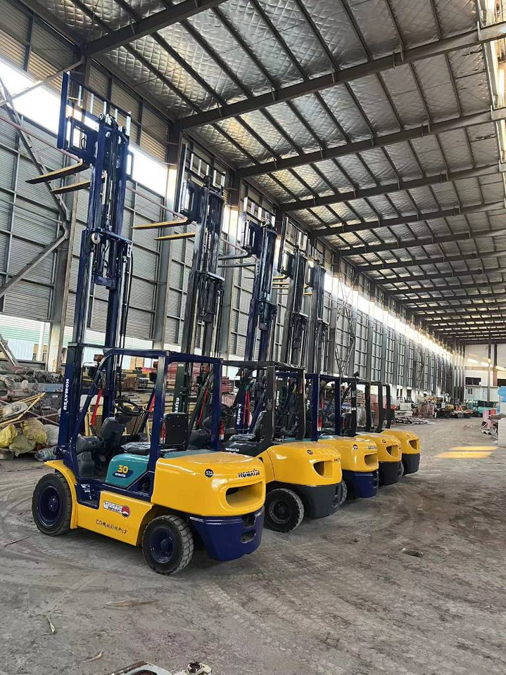 Komatsu FD 30 T-17 - Dieselstapler: das Bild 2 Komatsu FD 30 T-17 - Dieselstapler: das Bild 2