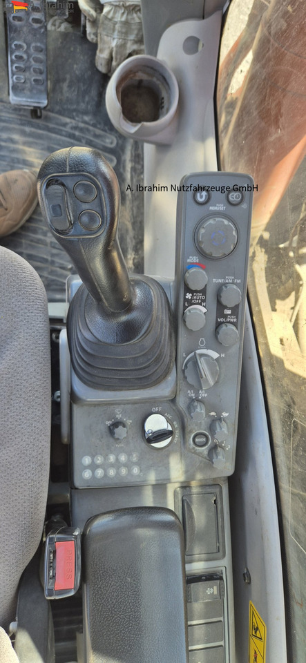 Hitachi ZX 300LCN-6 Schaden imHeckbereich, läuft aber !! 8125 h - Kettenbagger: das Bild 5 Hitachi ZX 300LCN-6 Schaden imHeckbereich, läuft aber !! 8125 h - Kettenbagger: das Bild 5