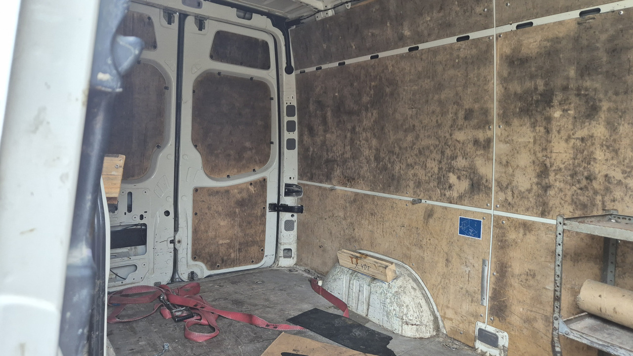 VW Crafter 2.5 Diesel Rost ja, technisch super, HU neu 01 2025 - Kastenwagen: das Bild 5 VW Crafter 2.5 Diesel Rost ja, technisch super, HU neu 01 2025 - Kastenwagen: das Bild 5