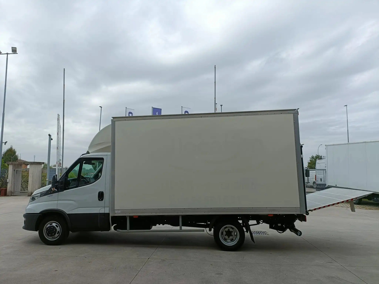 IVECO DAILY 35C16 3.0 - Koffer Transporter: das Bild 2 IVECO DAILY 35C16 3.0 - Koffer Transporter: das Bild 2