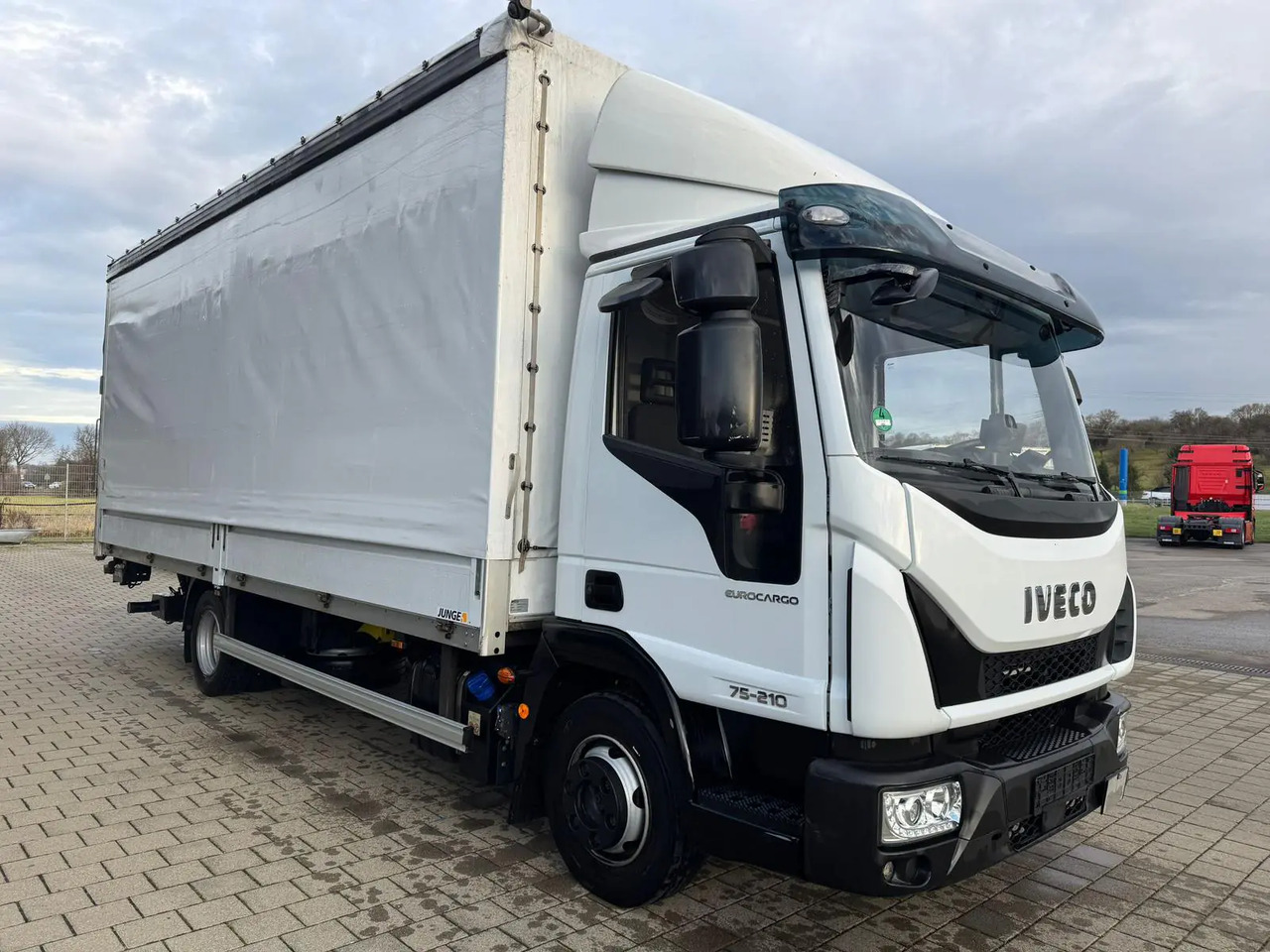 IVECO EUROCARGO 75E21 - Plane LKW: das Bild 1 IVECO EUROCARGO 75E21 - Plane LKW: das Bild 1