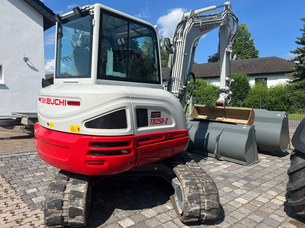 Takeuchi TB 250-2 u. 260 - Minibagger: das Bild 3 Takeuchi TB 250-2 u. 260 - Minibagger: das Bild 3