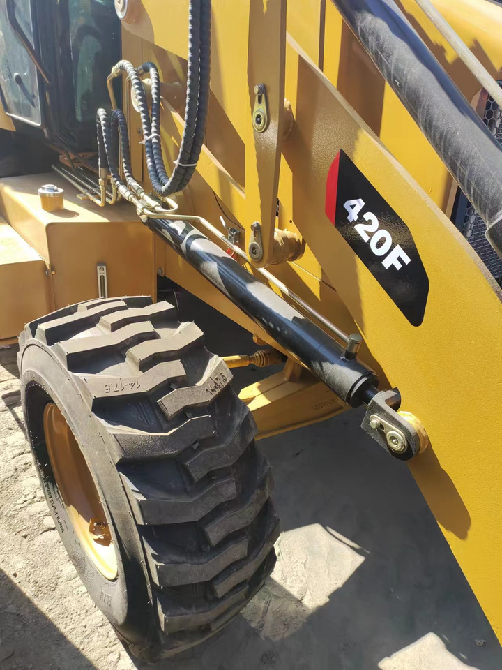 Baggerlader CATERPILLAR 420F: das Bild 8