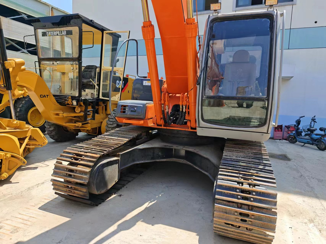 HITACHI EX200-5 - Kettenbagger: das Bild 3 HITACHI EX200-5 - Kettenbagger: das Bild 3