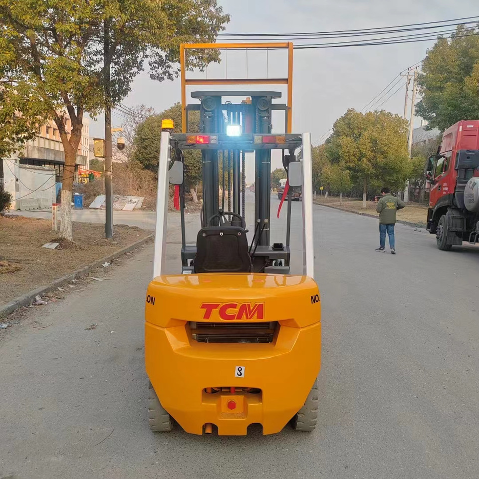 TCM FD30 diesel ISUZU engine forklift from Japan - Dieselstapler: das Bild 2 TCM FD30 diesel ISUZU engine forklift from Japan - Dieselstapler: das Bild 2
