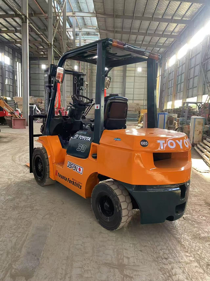 TOYOTA FD30 - Dieselstapler: das Bild 2 TOYOTA FD30 - Dieselstapler: das Bild 2