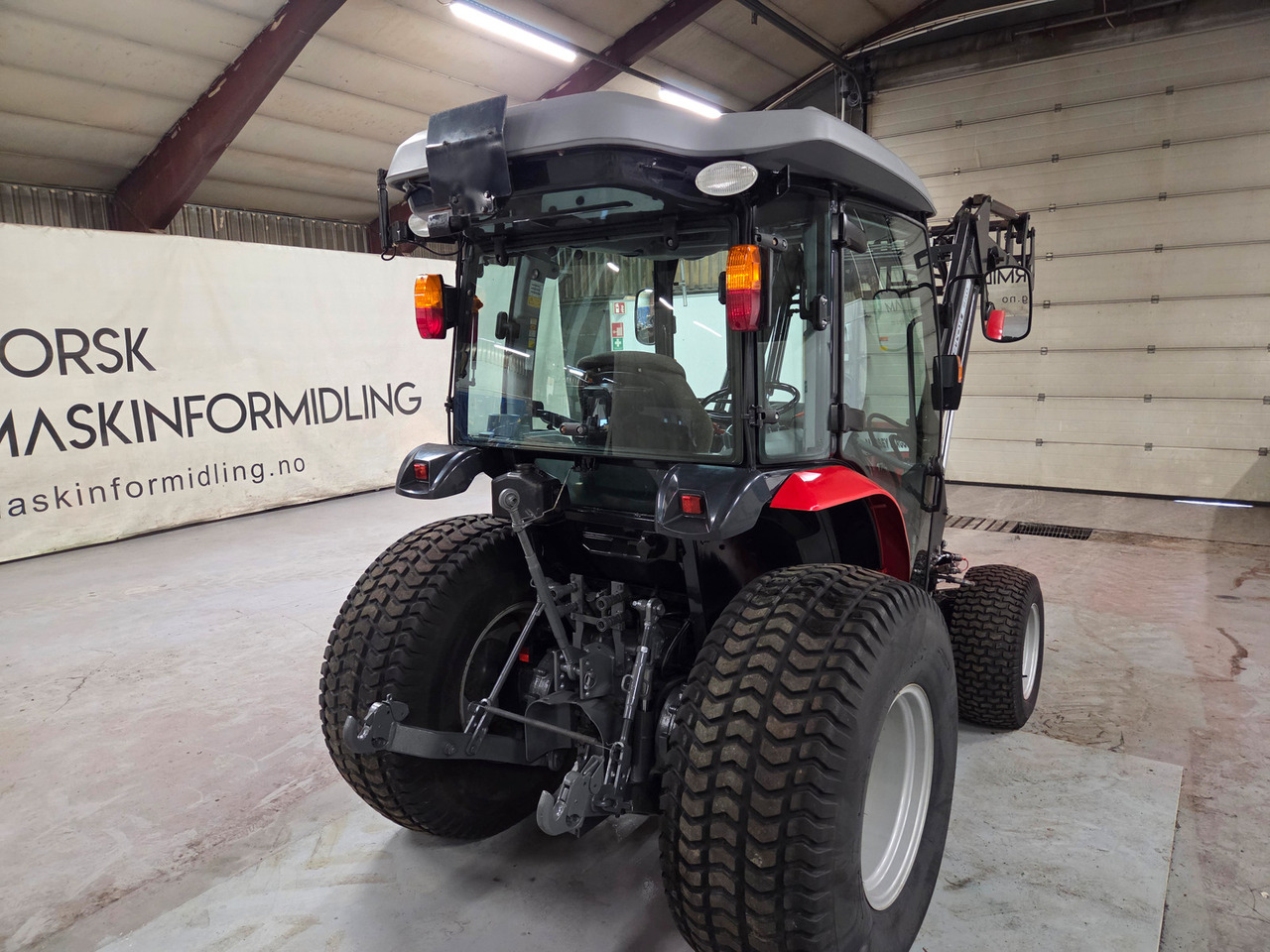 Massey Ferguson 1747 m/Laster, Front Hydraulikk og Front PTO - Traktor: das Bild 5 Massey Ferguson 1747 m/Laster, Front Hydraulikk og Front PTO - Traktor: das Bild 5