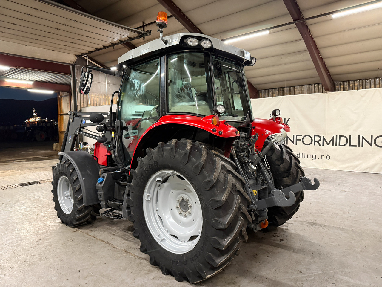 Massey Ferguson 5712 SL Dyna4 - Traktor: das Bild 3 Massey Ferguson 5712 SL Dyna4 - Traktor: das Bild 3