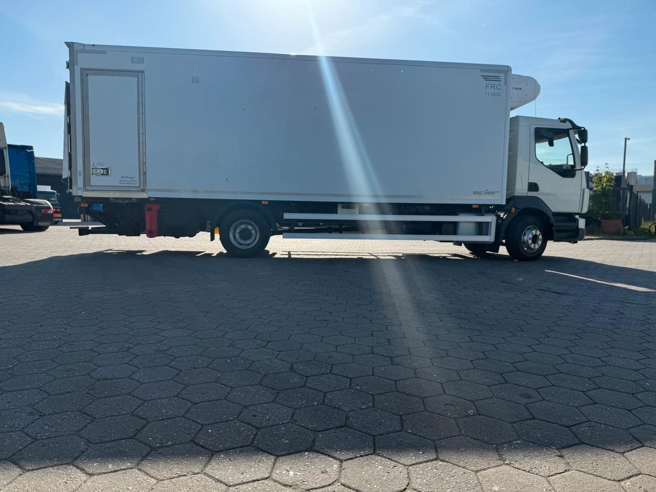 Volvo FL 42 R 240 +Thermoking T-880R+Kamera - Kühlkoffer LKW: das Bild 2 Volvo FL 42 R 240 +Thermoking T-880R+Kamera - Kühlkoffer LKW: das Bild 2