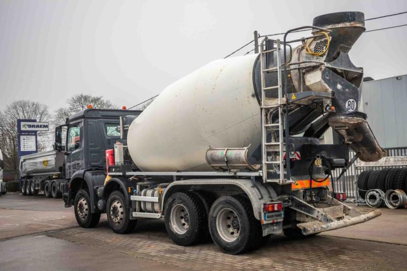 Mercedes AROCS 3236 BB+LIEBHERR 9M3 - Fahrmischer: das Bild 4 Mercedes AROCS 3236 BB+LIEBHERR 9M3 - Fahrmischer: das Bild 4