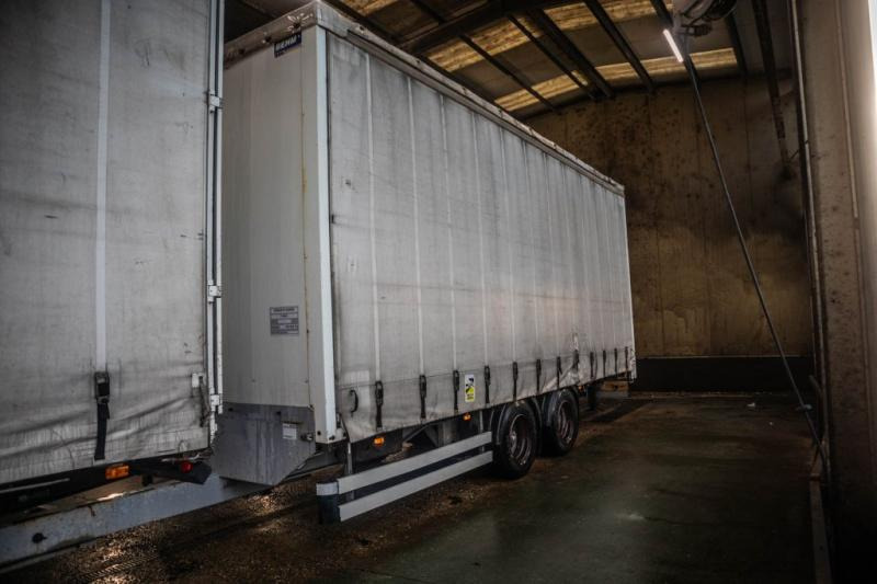 ROBUSTE-KAISER GRAND VOLUME+TOIT DECOUVRABLE - Planenanhänger: das Bild 1 ROBUSTE-KAISER GRAND VOLUME+TOIT DECOUVRABLE - Planenanhänger: das Bild 1