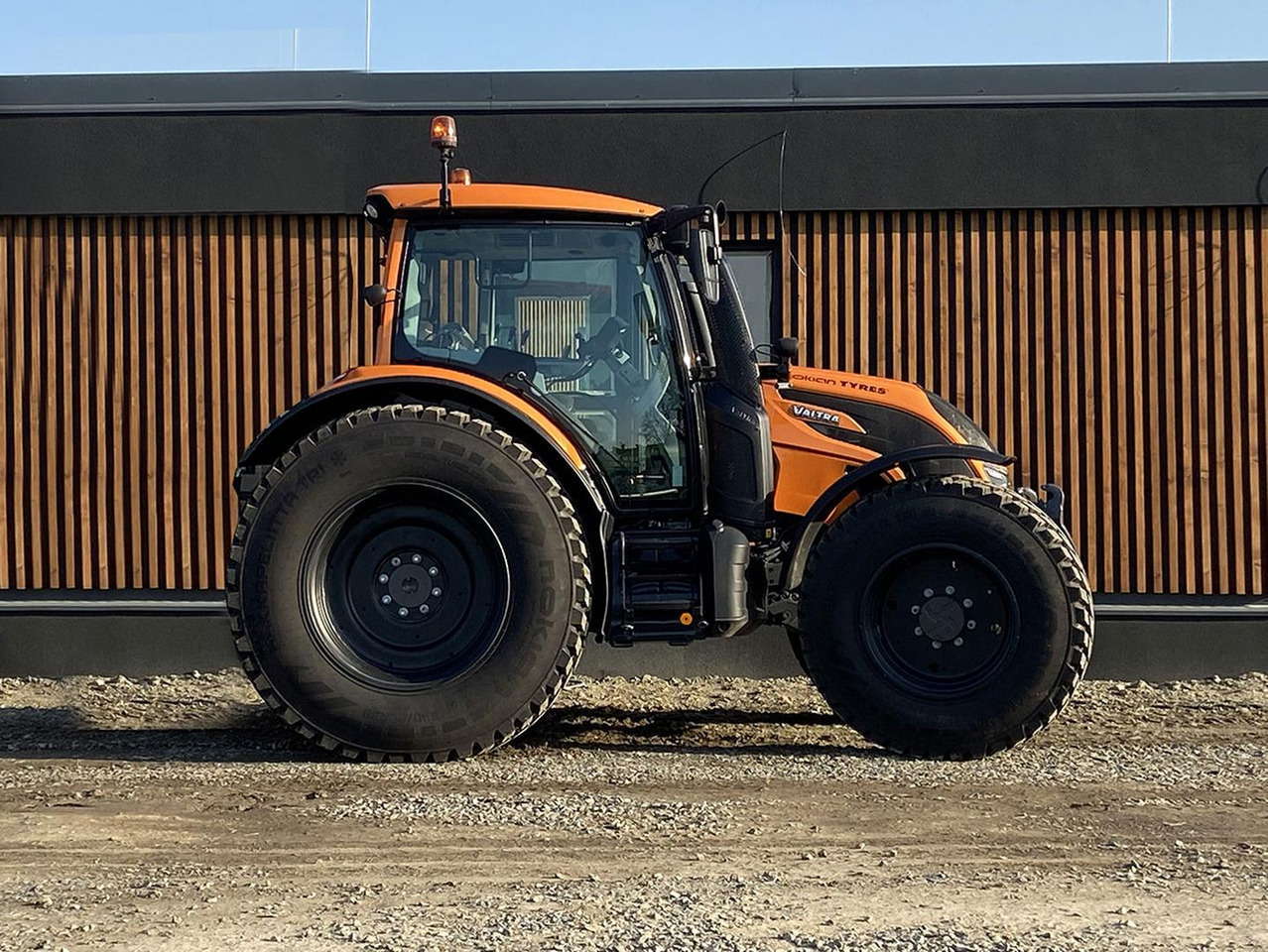 Valtra N, 49 AWI, 134 - Traktor: das Bild 1 Valtra N, 49 AWI, 134 - Traktor: das Bild 1