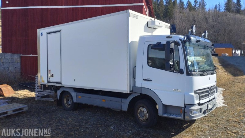 2006 Mercedes-Benz 818/33AT 7,5 skapbil ryggekamera s+v dekk kjetting - Koffer LKW: das Bild 3 2006 Mercedes-Benz 818/33AT 7,5 skapbil ryggekamera s+v dekk kjetting - Koffer LKW: das Bild 3