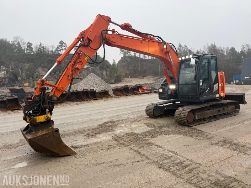 2014 Hitachi Zaxis 135us BELTEGRAVER ENGCON ROTOTILT SERVICEHISTORIKK SENTRALSMØRING 2 SKUFFER - Bagger: das Bild 1 2014 Hitachi Zaxis 135us BELTEGRAVER ENGCON ROTOTILT SERVICEHISTORIKK SENTRALSMØRING 2 SKUFFER - Bagger: das Bild 1