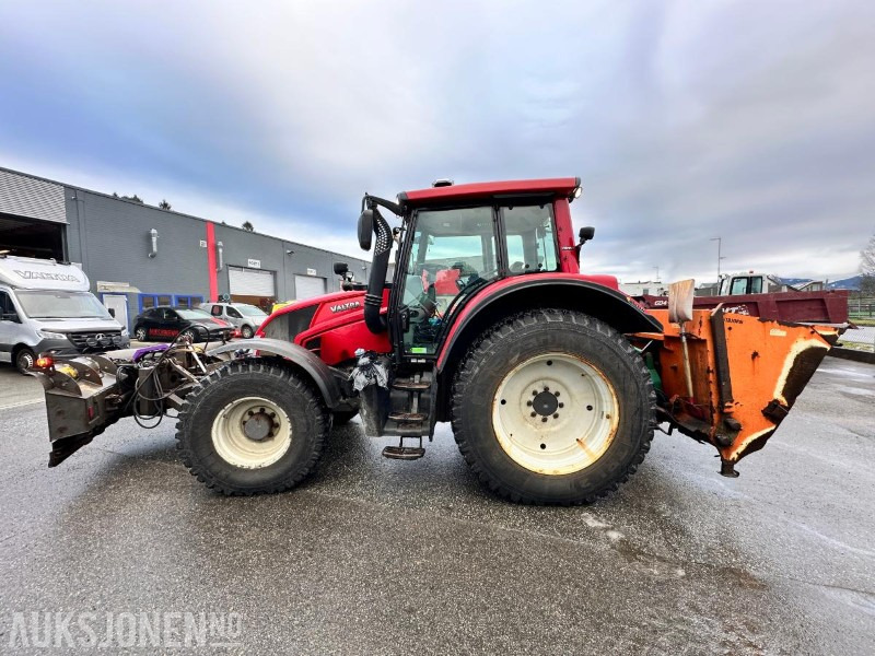 2015 Valtra N143 Direct (50 km/t) med snøskjær, strøer og kantklipper m/aggregat - Traktor: das Bild 2 2015 Valtra N143 Direct (50 km/t) med snøskjær, strøer og kantklipper m/aggregat - Traktor: das Bild 2