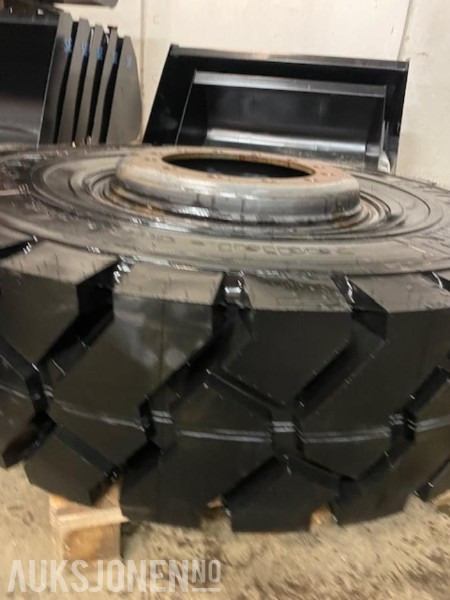 4 stk Michelin 14.00 R24 anleggsdekk med felg - ny gummibane - Baugeräte: das Bild 2 4 stk Michelin 14.00 R24 anleggsdekk med felg - ny gummibane - Baugeräte: das Bild 2