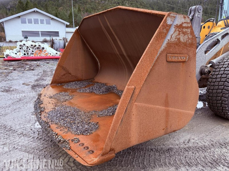 2014 Volvo Skuffe m/Stor BM hurtigfeste og slitedel - Rep.objekt - Anbauteil für Baumaschine: das Bild 1 2014 Volvo Skuffe m/Stor BM hurtigfeste og slitedel - Rep.objekt - Anbauteil für Baumaschine: das Bild 1