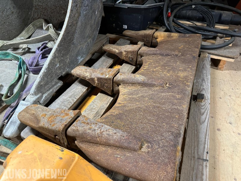 Gjerstad skjær med tannsystem – passer ca. 1300 L skuff – Selges som det står - Anbauteil für Baumaschine: das Bild 2 Gjerstad skjær med tannsystem – passer ca. 1300 L skuff – Selges som det står - Anbauteil für Baumaschine: das Bild 2