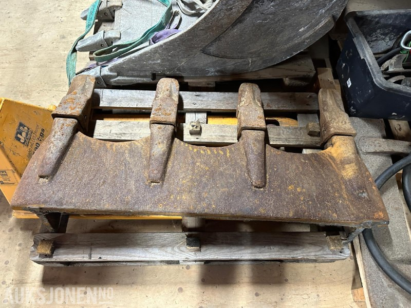 Gjerstad skjær med tannsystem – passer ca. 1300 L skuff – Selges som det står - Anbauteil für Baumaschine: das Bild 1 Gjerstad skjær med tannsystem – passer ca. 1300 L skuff – Selges som det står - Anbauteil für Baumaschine: das Bild 1