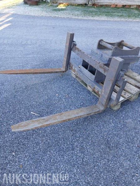 SMP S60 Pallegaffel - Anbauteil für Baumaschine: das Bild 1 SMP S60 Pallegaffel - Anbauteil für Baumaschine: das Bild 1