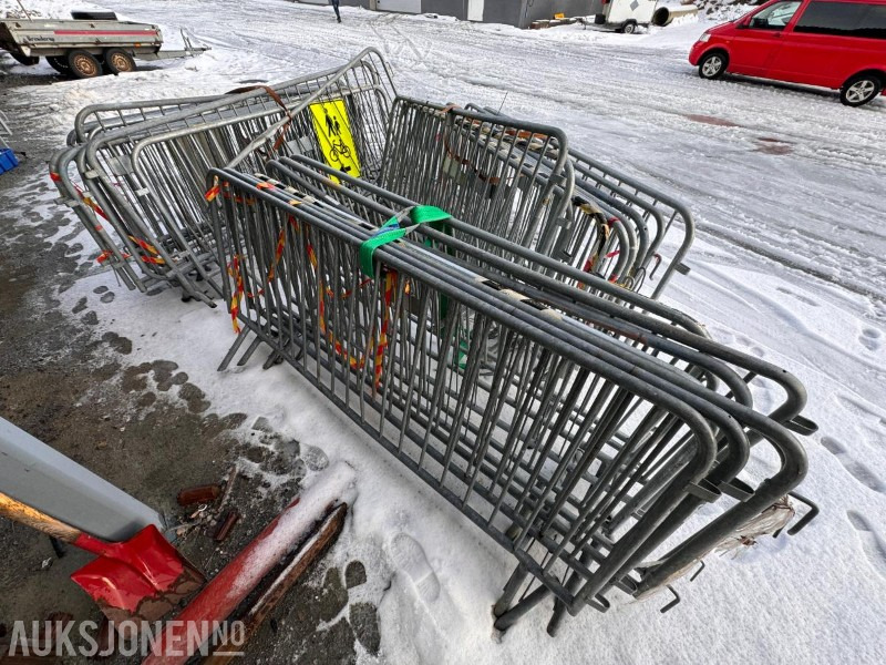 Stor pakke med sperregjerder - brukt - ca 35 stk - Anbauteil für Baumaschine: das Bild 1 Stor pakke med sperregjerder - brukt - ca 35 stk - Anbauteil für Baumaschine: das Bild 1