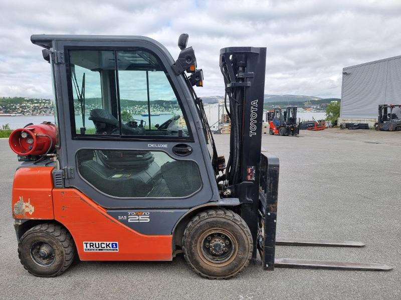 2010 Toyota 2010 Toyota 02-8FGF25 - 2,5 tonns propantruck - 4,7 m løftehøyde - Flurförderzeug: das Bild 2 2010 Toyota 2010 Toyota 02-8FGF25 - 2,5 tonns propantruck - 4,7 m løftehøyde - Flurförderzeug: das Bild 2
