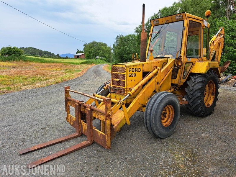 Ford 550 traktorgraver FRONTLASTER SKUFFE PALLEGAFFEL MVA FRI - Traktor: das Bild 1 Ford 550 traktorgraver FRONTLASTER SKUFFE PALLEGAFFEL MVA FRI - Traktor: das Bild 1