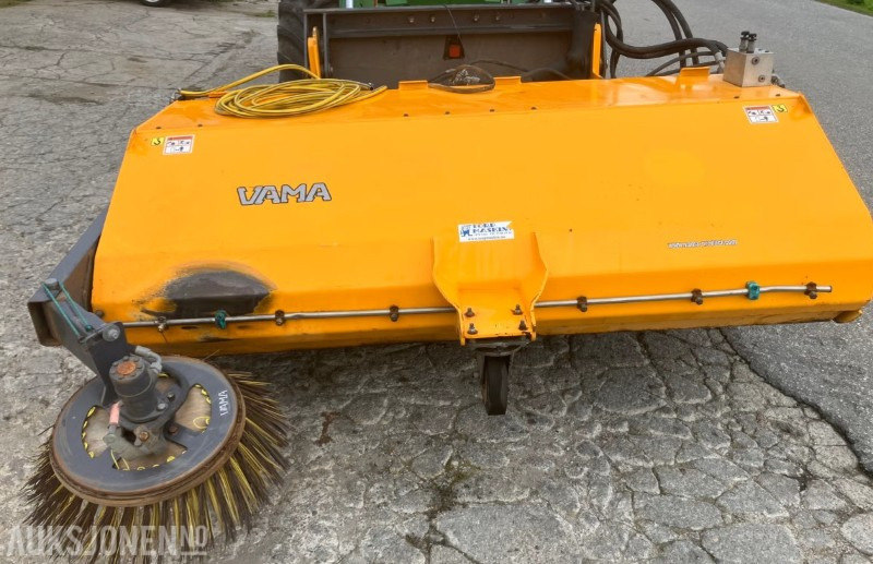 2016 Vama EHK 2200 Feiemaskin / Feiekost med oppsamler og sidekost - Euro feste og styreenhet - Landmaschine: das Bild 2 2016 Vama EHK 2200 Feiemaskin / Feiekost med oppsamler og sidekost - Euro feste og styreenhet - Landmaschine: das Bild 2