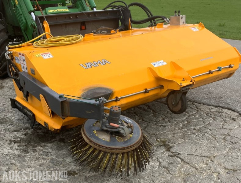 2016 Vama EHK 2200 Feiemaskin / Feiekost med oppsamler og sidekost - Euro feste og styreenhet - Landmaschine: das Bild 1 2016 Vama EHK 2200 Feiemaskin / Feiekost med oppsamler og sidekost - Euro feste og styreenhet - Landmaschine: das Bild 1