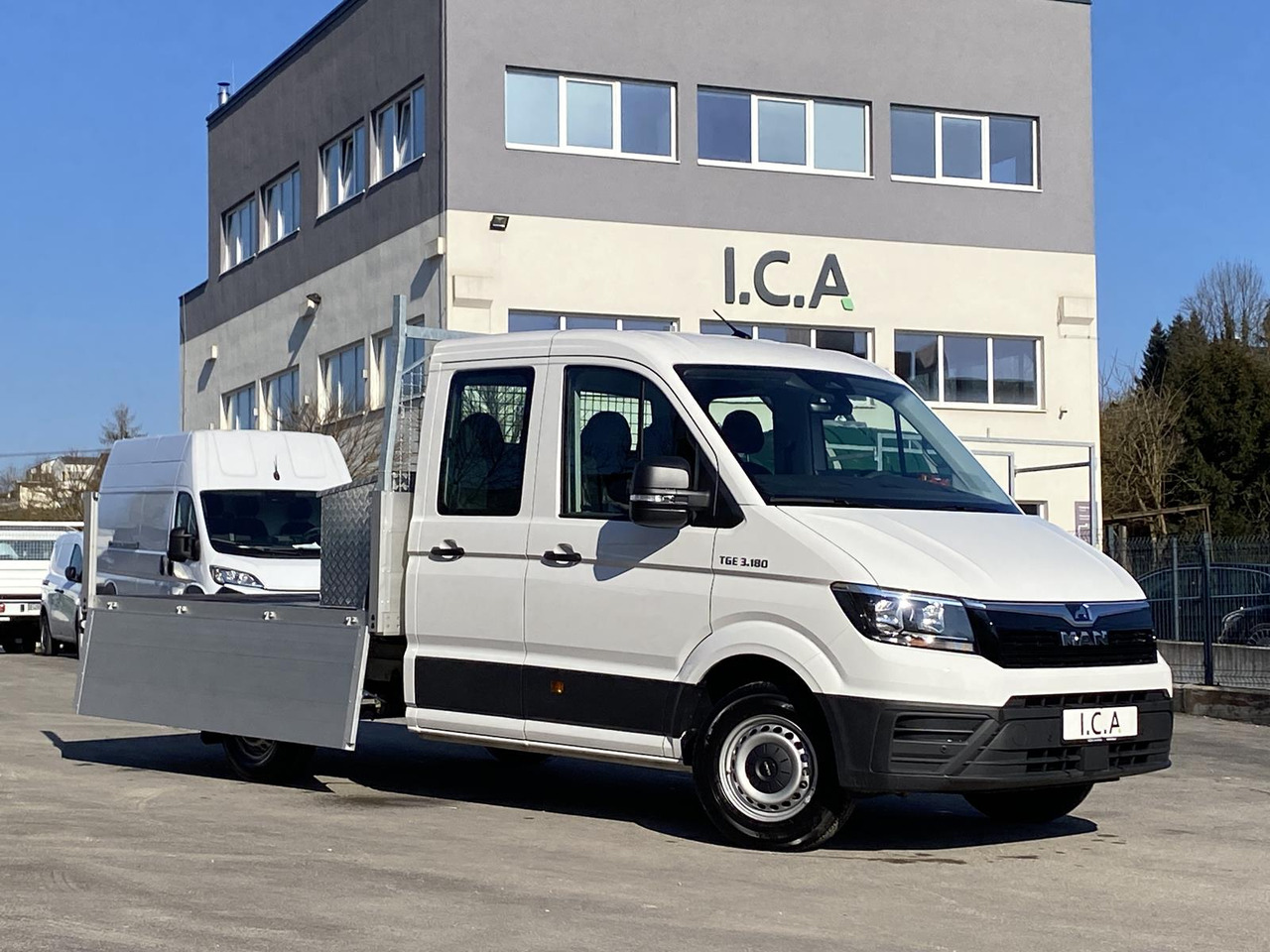 MAN TGE 3.180 DOKA 1+6 3640MM | OFFENE PRITSCHE + ALU KOFFER AUF DER PRITSCHE - Pritsche Transporter: das Bild 2 MAN TGE 3.180 DOKA 1+6 3640MM | OFFENE PRITSCHE + ALU KOFFER AUF DER PRITSCHE - Pritsche Transporter: das Bild 2