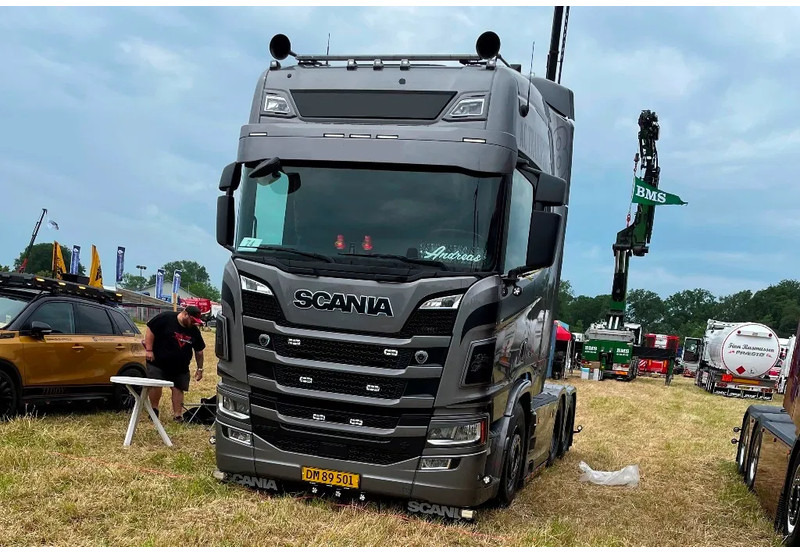 Scania R660 V8 NGS Show Truck . Speciel Interior. Air / Air suspension. Hydr. system - Sattelzugmaschine: das Bild 2 Scania R660 V8 NGS Show Truck . Speciel Interior. Air / Air suspension. Hydr. system - Sattelzugmaschine: das Bild 2