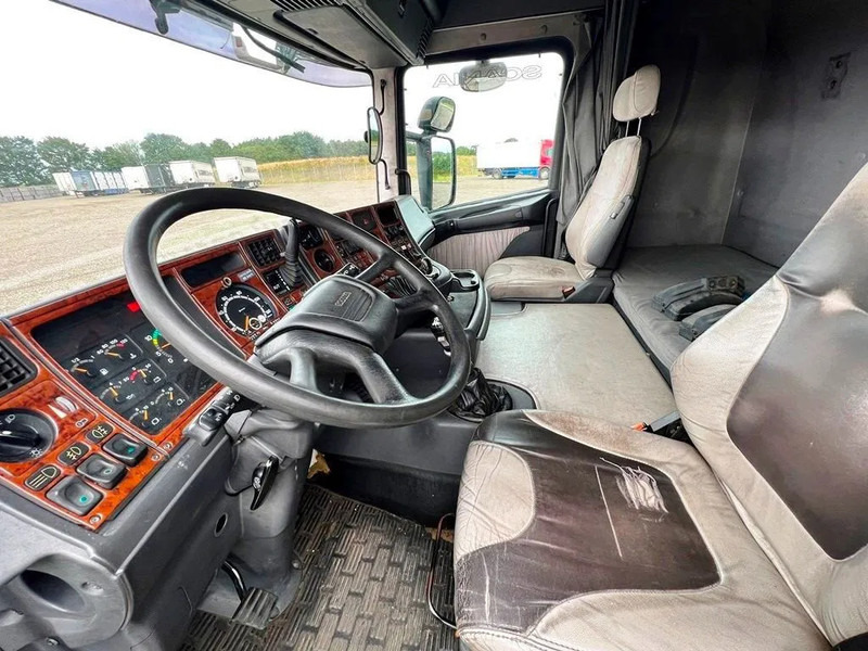 Innenraum Bild 1: Autotransporter LKW Scania R164-480 V8 Steel / Air suspension. Innenraum Bild 1: Autotransporter LKW Scania R164-480 V8 Steel / Air suspension.