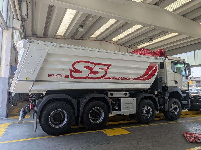 CAMION RIBALTABILE 4 ASSI 520 hp VASCA S5 NUOVO MAN TGS 41.520 8x4 BB CH - Kipper: das Bild 5 CAMION RIBALTABILE 4 ASSI 520 hp VASCA S5 NUOVO MAN TGS 41.520 8x4 BB CH - Kipper: das Bild 5