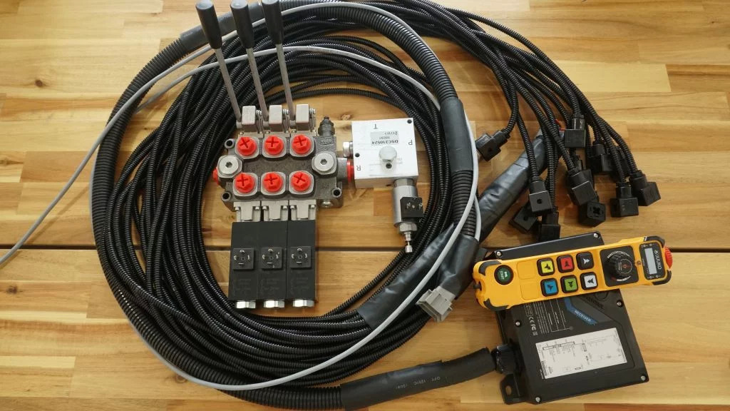 Monoblock hydraulic valve Galtech 3 sections 60 l/min 15 gpm 12 V + Remote radio Palfinger, Hiab, Fassi - Baumaschine: das Bild 4 Monoblock hydraulic valve Galtech 3 sections 60 l/min 15 gpm 12 V + Remote radio Palfinger, Hiab, Fassi - Baumaschine: das Bild 4