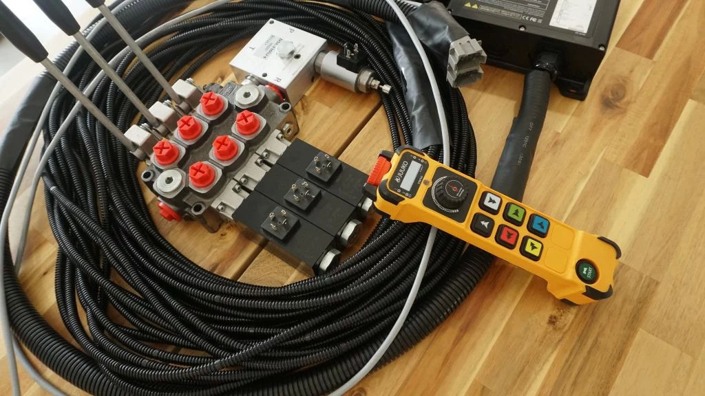 Monoblock hydraulic valve Galtech 3 sections 60 l/min 15 gpm 12 V + Remote radio Palfinger, Hiab, Fassi - Baumaschine: das Bild 2 Monoblock hydraulic valve Galtech 3 sections 60 l/min 15 gpm 12 V + Remote radio Palfinger, Hiab, Fassi - Baumaschine: das Bild 2