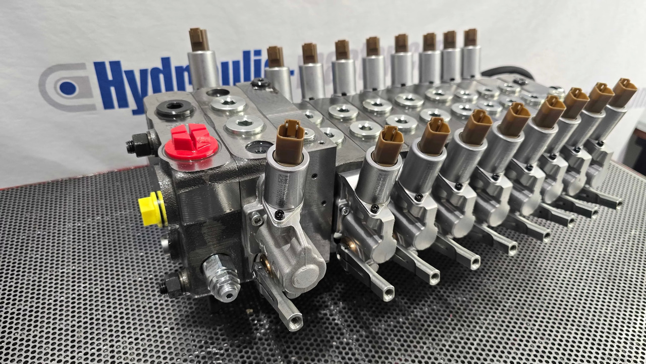 Proportional Valve Walvoil DPX160 combined with DPX100, 9 functions - Rückewagen: das Bild 2 Proportional Valve Walvoil DPX160 combined with DPX100, 9 functions - Rückewagen: das Bild 2